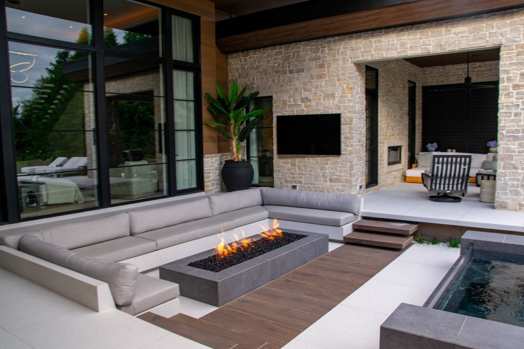 Backyard fire pit and pool ideas for a modern home design